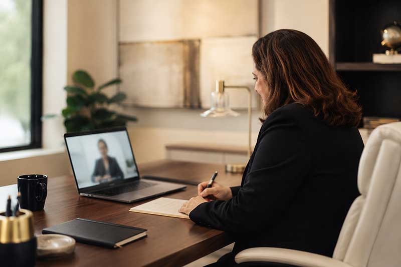 consulta de abogada en vídeo conferencia para completar el formulario DS 260